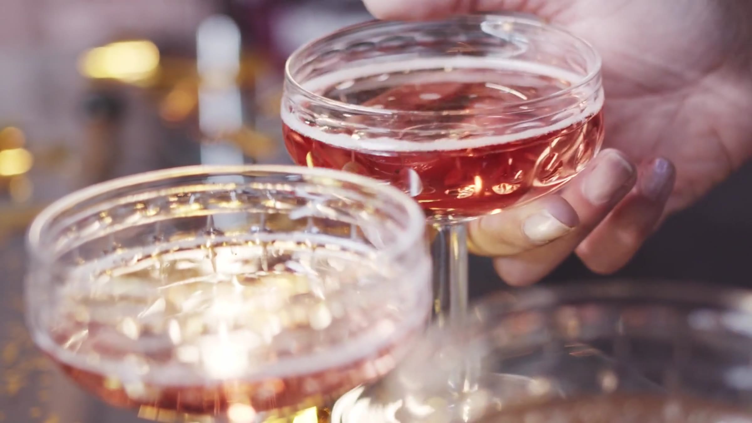Verres et lumières de soirée (photo et vidéo du haut de page)
